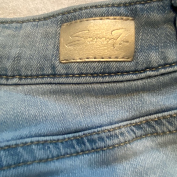 Seven7 Weekend Short High-Rise Jean Shorts with Mild Distressing Size 4 - Picture 4 of 13